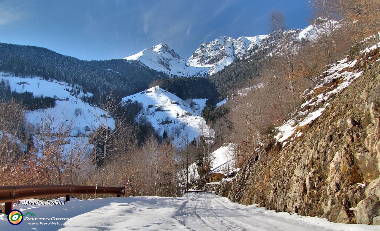 37 Torniamo al sole, panorama verso la Valle d'Inferno....JPG